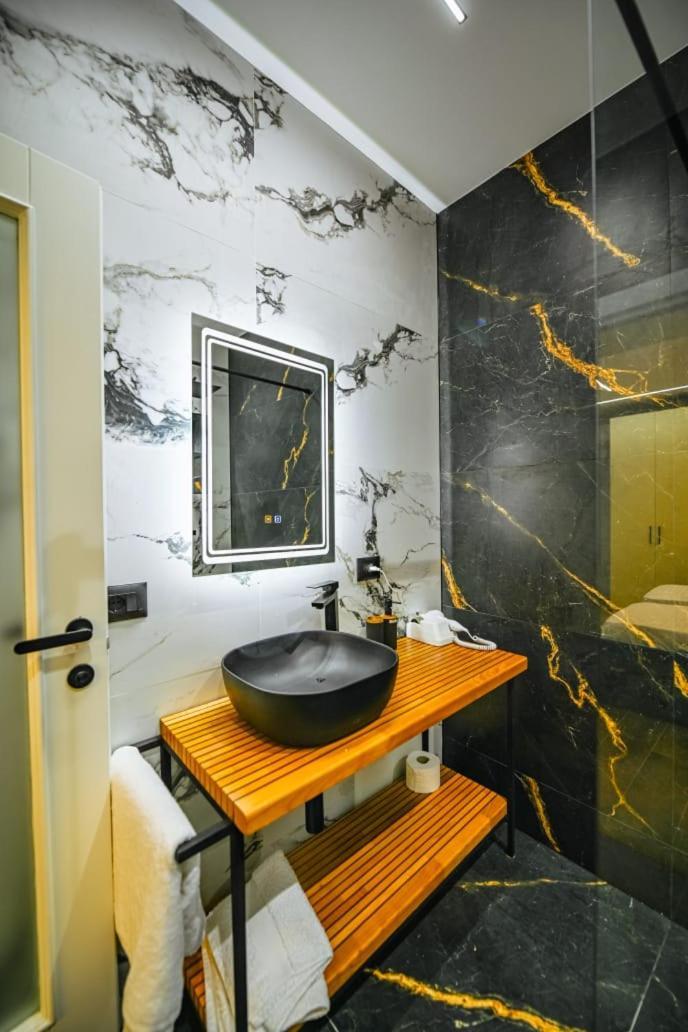 Mon Ami Boutique Hotel Шкодер Екстер'єр фото